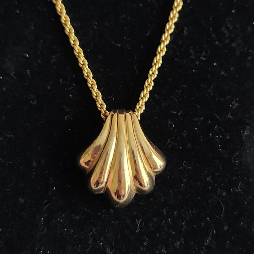 Christian Dior Gold Tone Shell Pendant Necklace - Picture 4 of 6